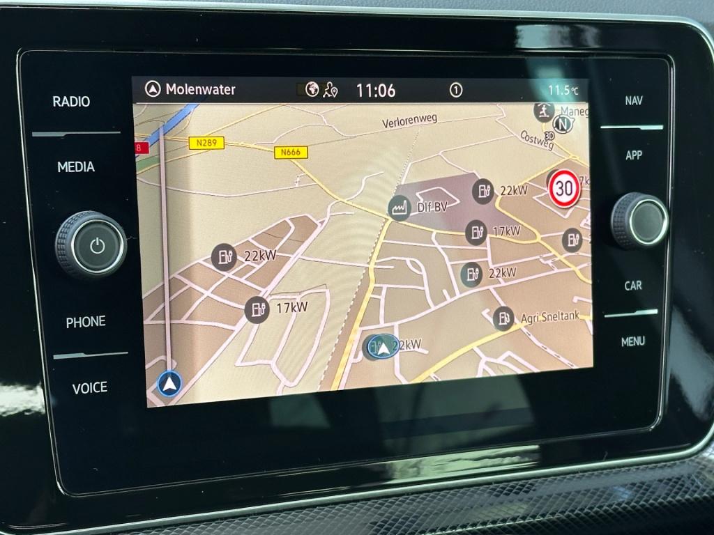 Volkswagen T-cross 1.5 tsi 150pk dsg r-line | camera | trekhaak | navi | iq