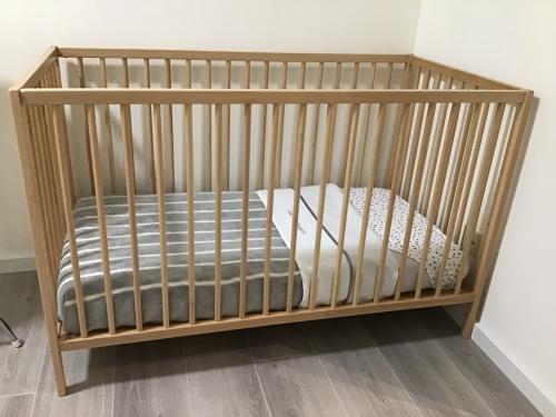 Kinderledikantje + nieuw matrasje met bijbehoren