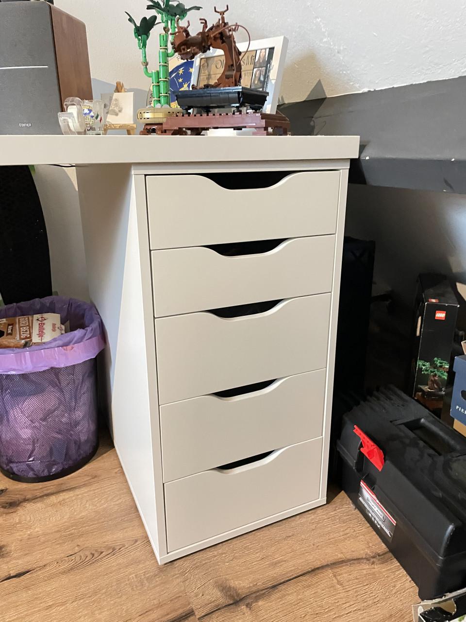 Zo goed als nieuw IKEA LAGKAPTEN WIT bureau met middenpoot