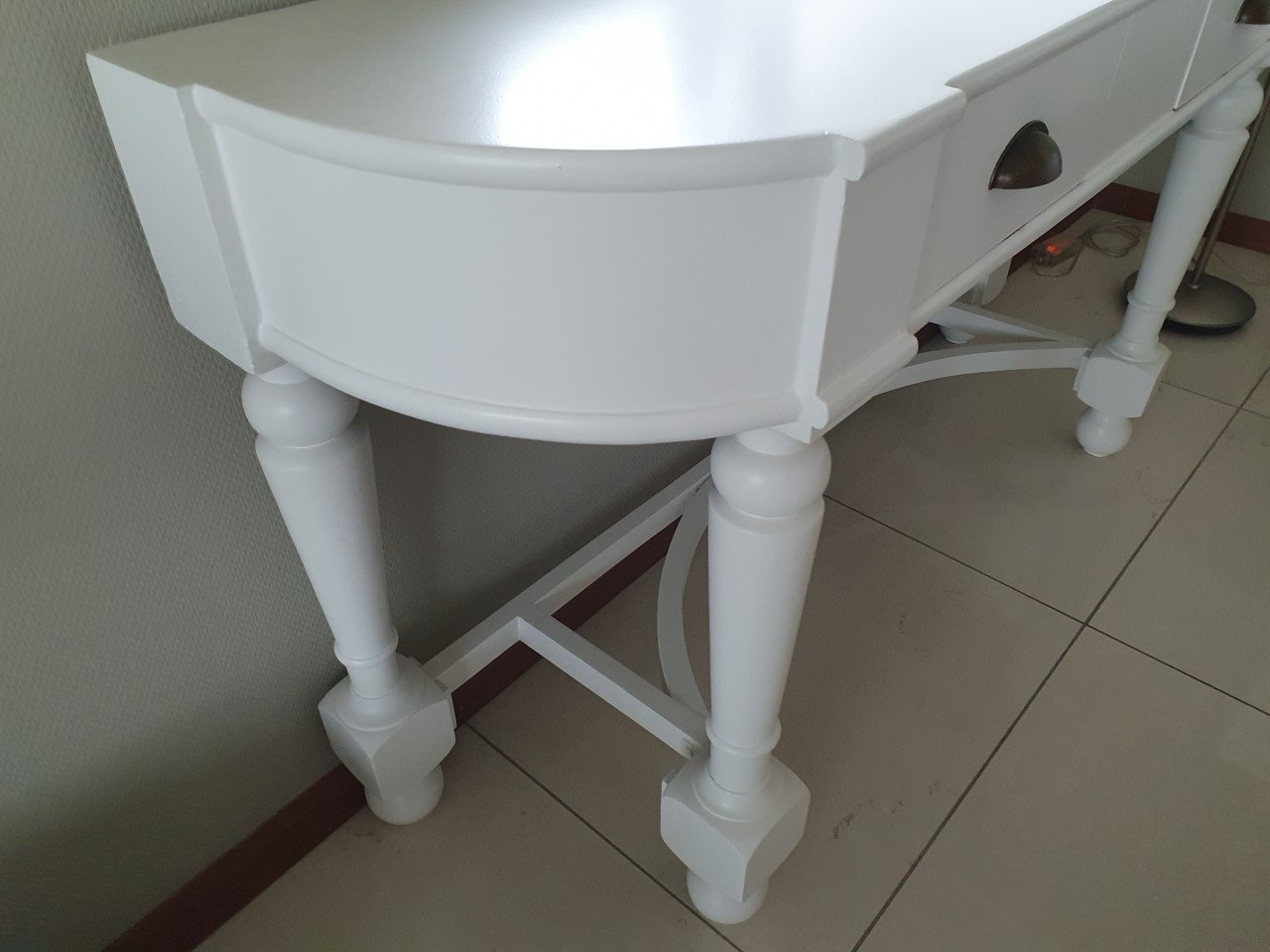 MOOIE LANDELIJKE WITTE SIDETABLE