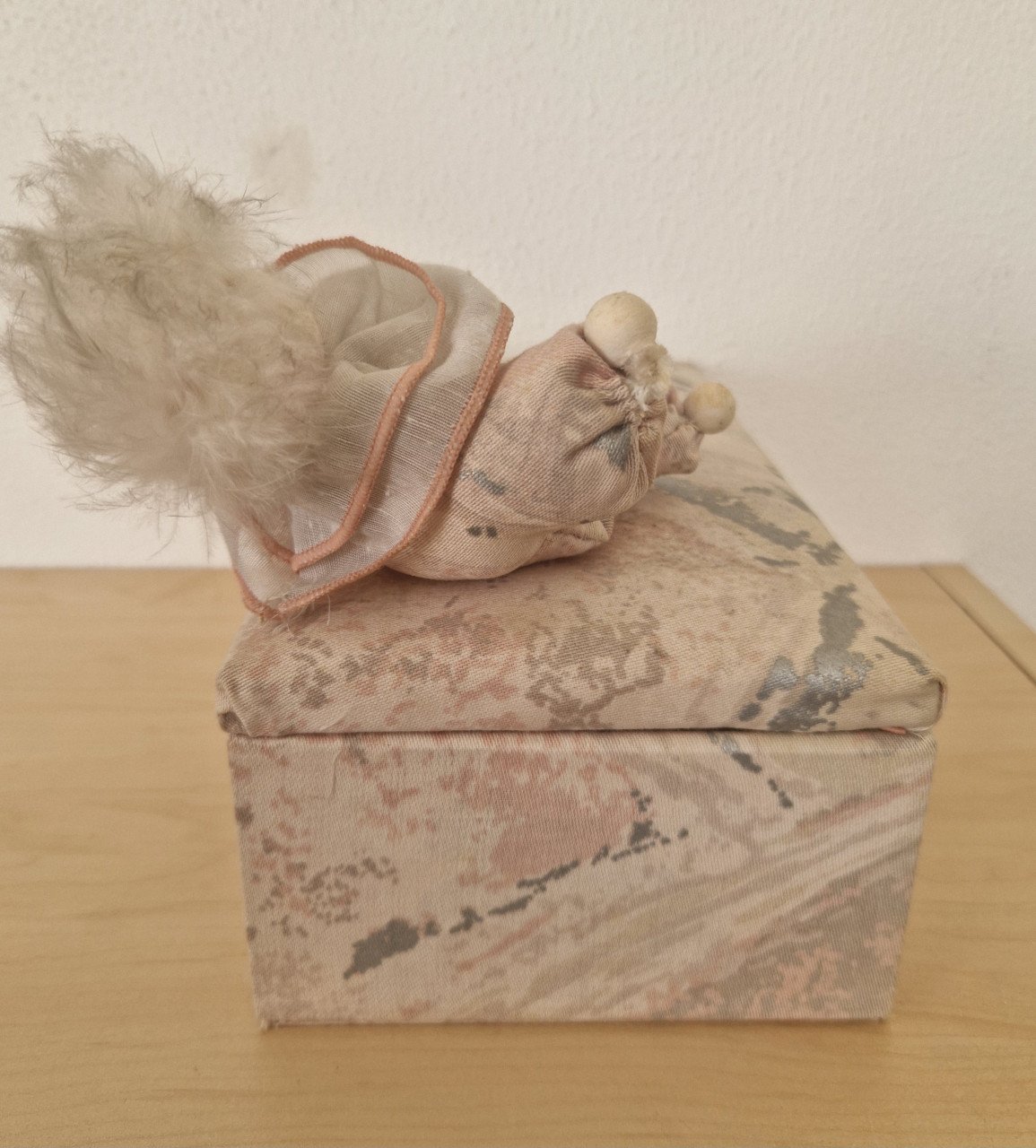 Handgemaakte gevoerde doos met clowntje, 26x14x9 cm