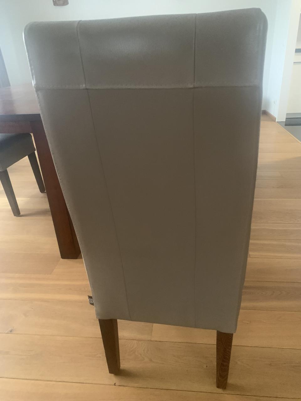 Massief houten tafel met 4 lederen Henders&Hazel  stoelen