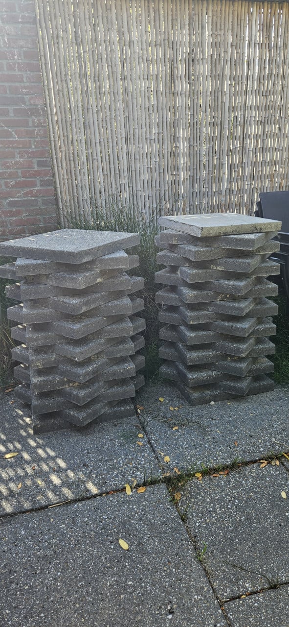 Gratis | Betontegels 32 stuks 50x50cm