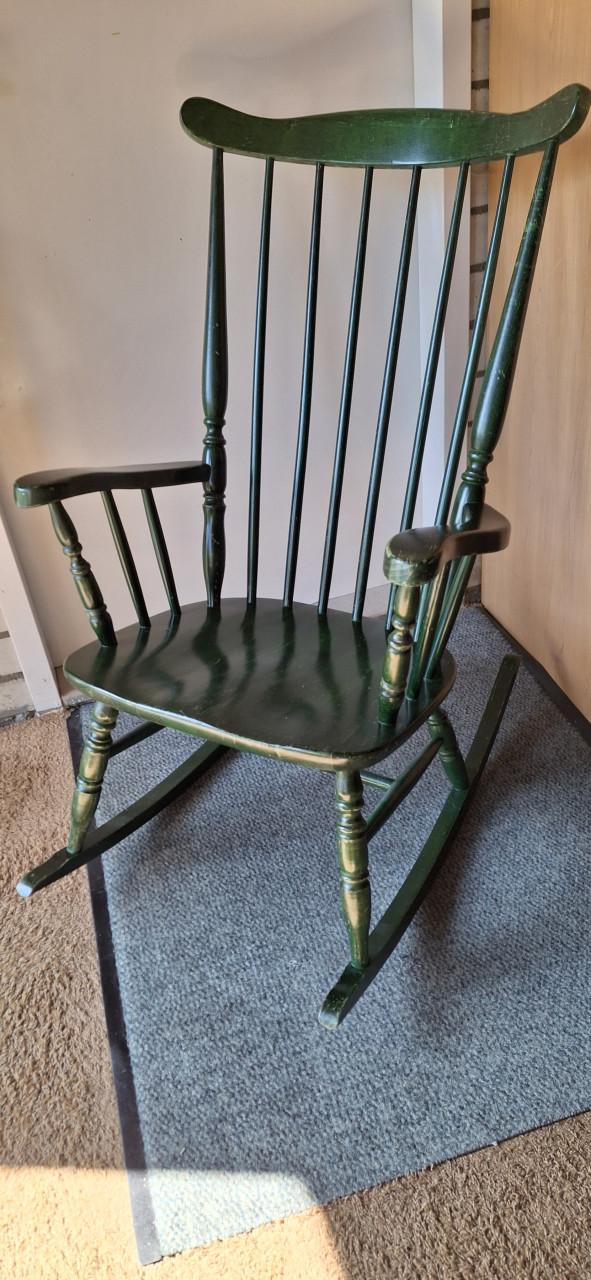 Klassieke houten vintage Windsor-stijl schommelstoel diepgroen