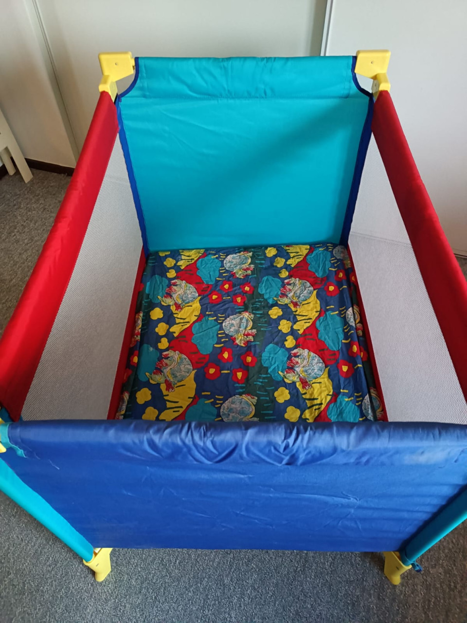 Campingbedje met matras en laken en opbergtas