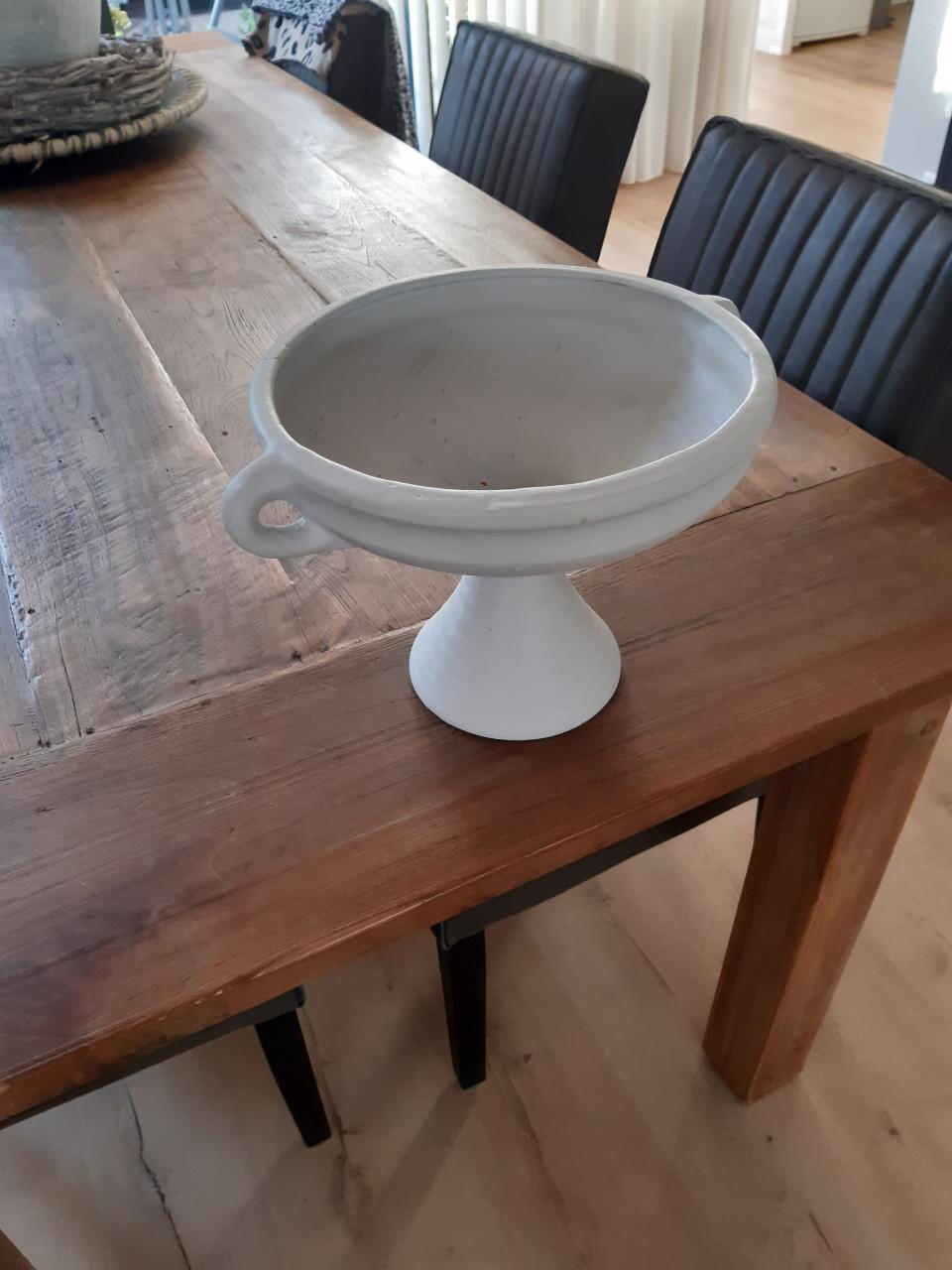 Schaal op voet, in goede staat