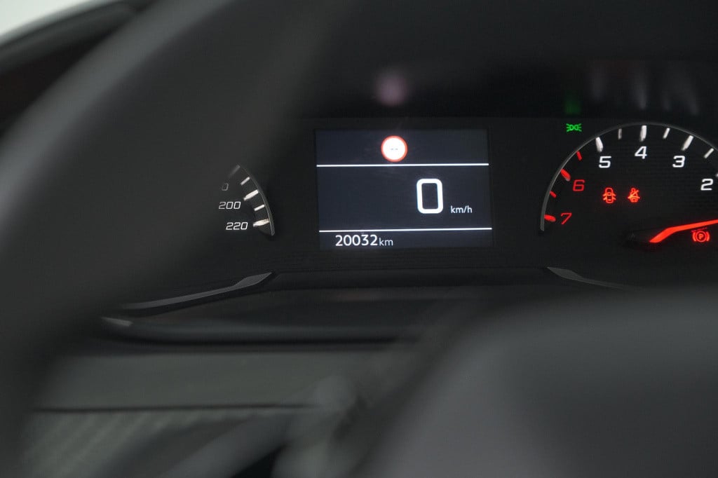 Peugeot 208 puretech 100 active | parkeersensoren | navigatie | apple carpl