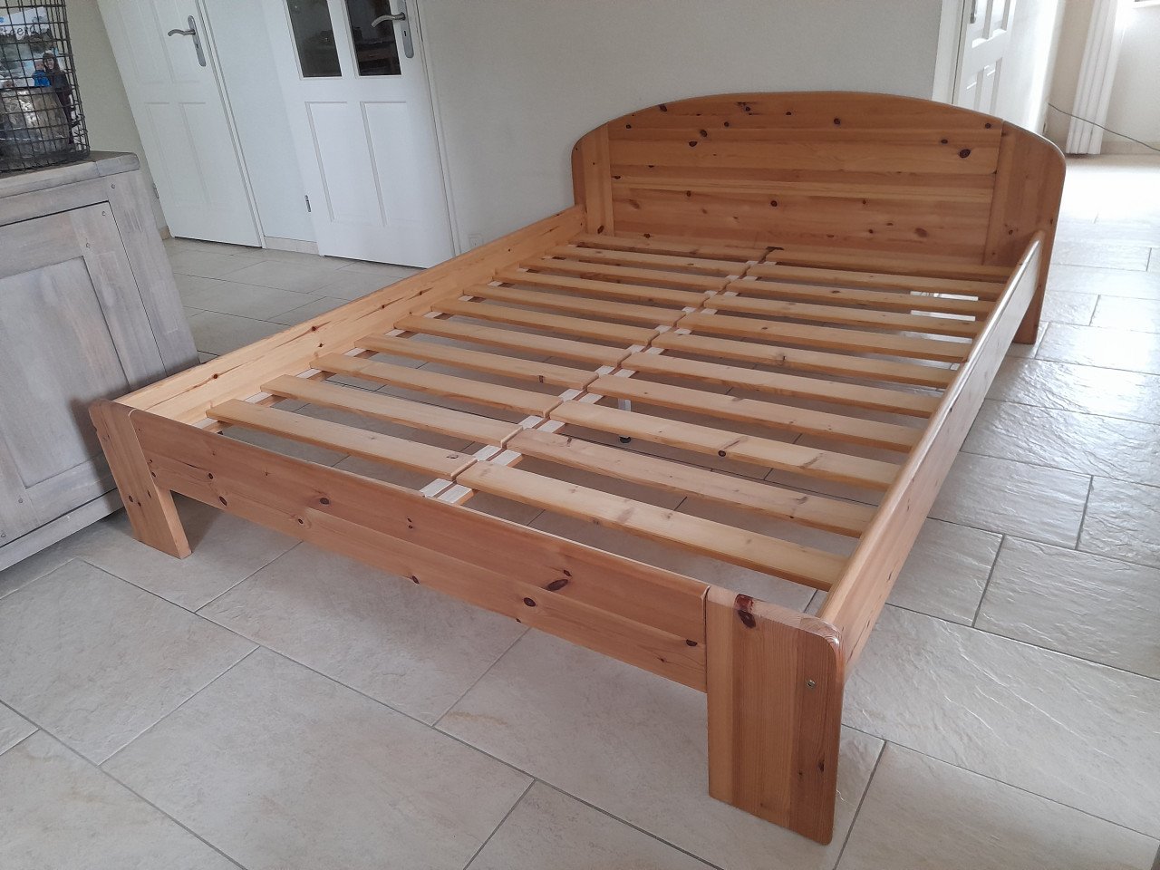 Massief houten 2 persoons bed 140 x 200 ( in goede nette staat )