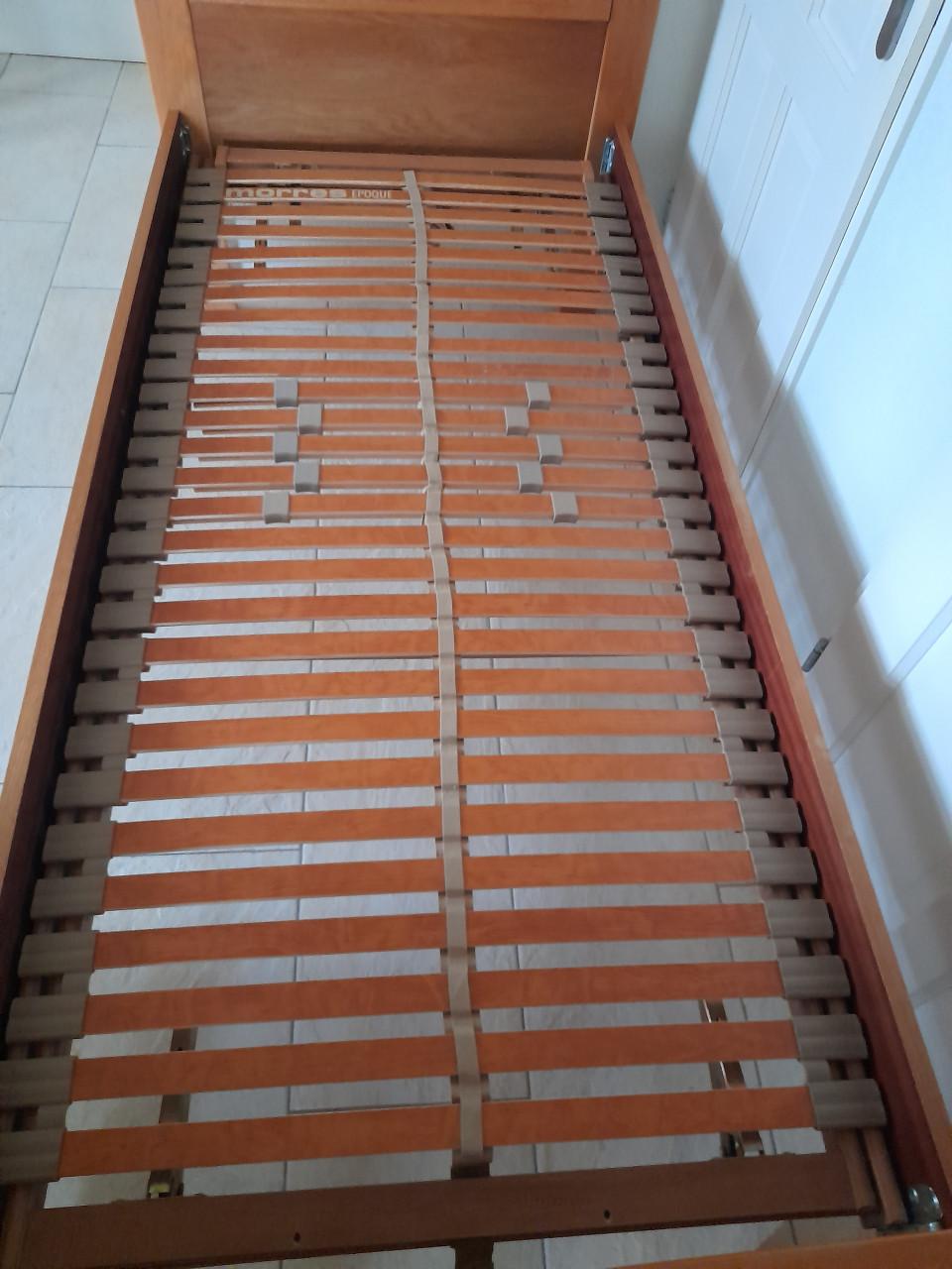 1 Persoons bed 90 x 200 met verstelbare lattenbodem (in goede staat)