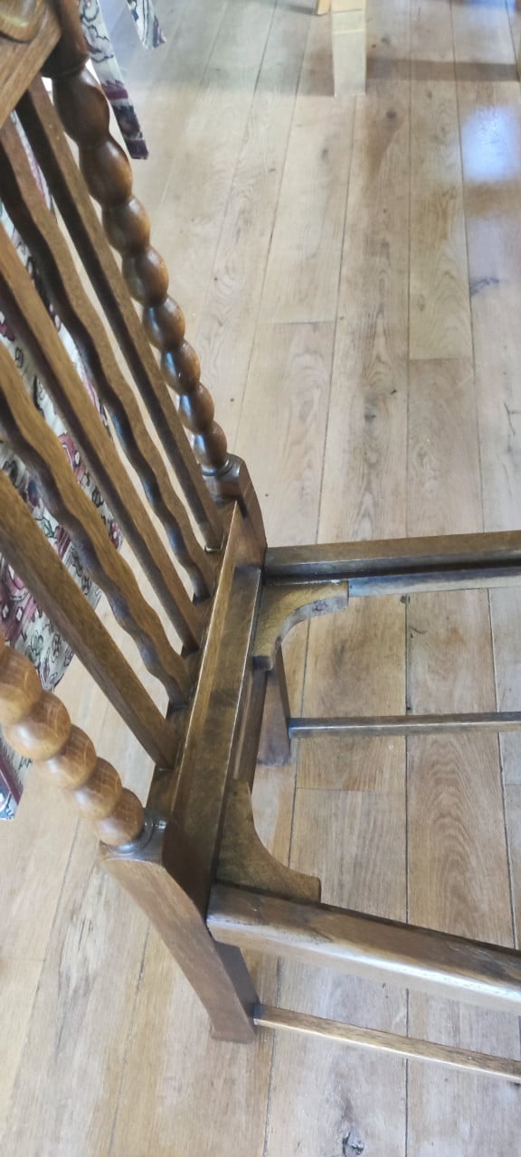 4 Spaanse stoelen met ronde tafel