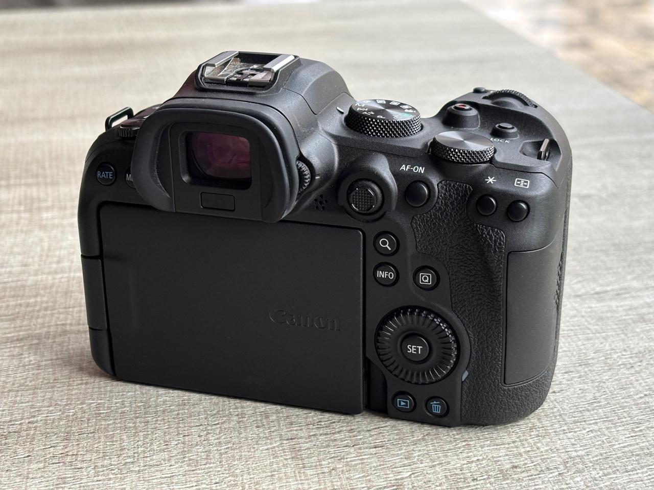 Canon R6 - 6000 clicks + 3 extra accu’s + 64GB geheugenkaart —- als nieuw