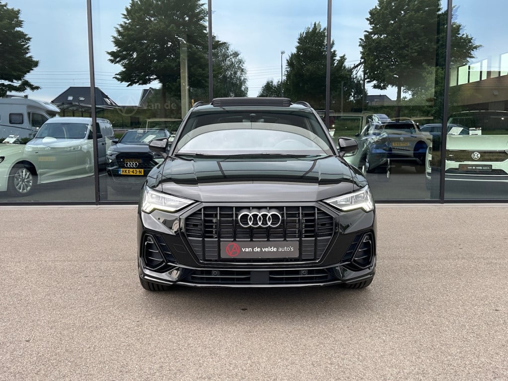Audi Q3 35 tfsi s-line | panoramadak | zwart optiek | trekhaak | camera | e