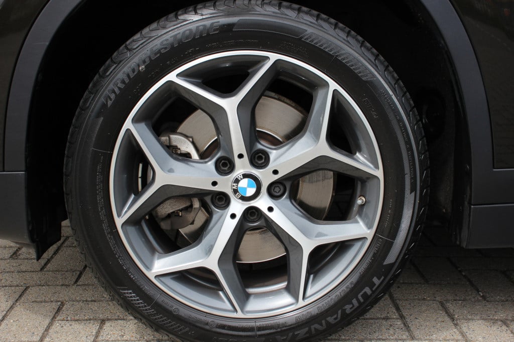 BMW X1 sdrive20i corporate lease executive | led | half leder | pdc |