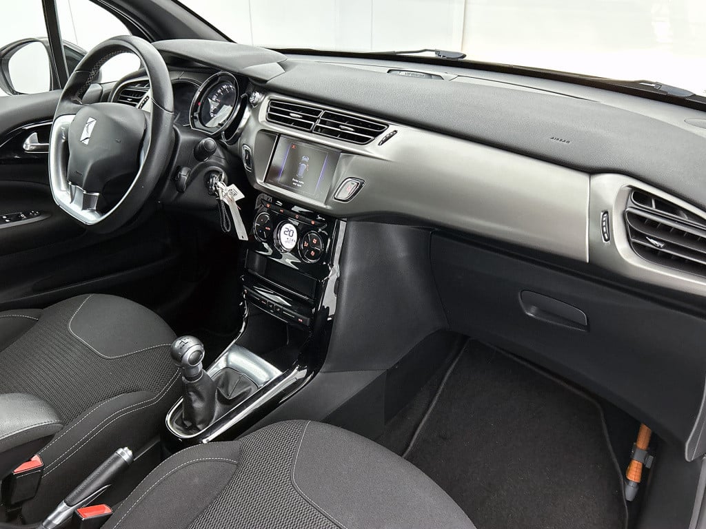 Ds Ds 3 puretech 82pk so chic | achteruitrijcamera | navigatie |