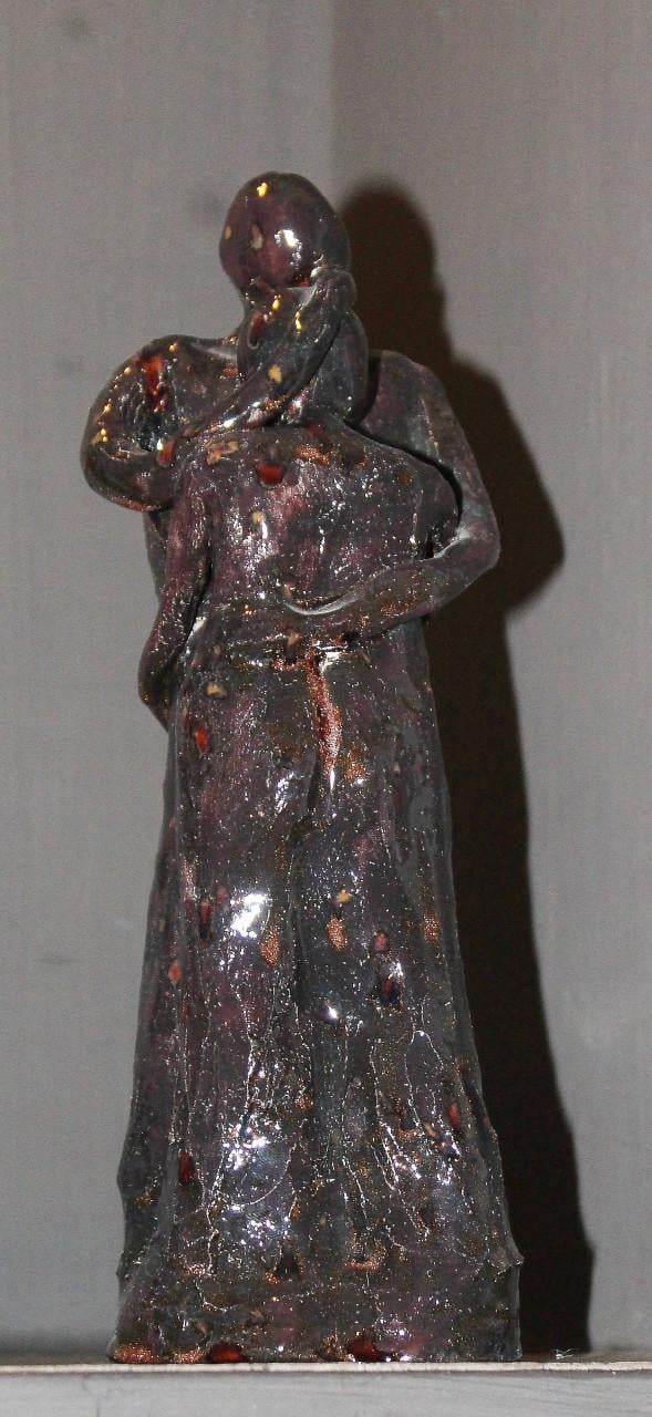 "de Omhelzing" keramieken beeld