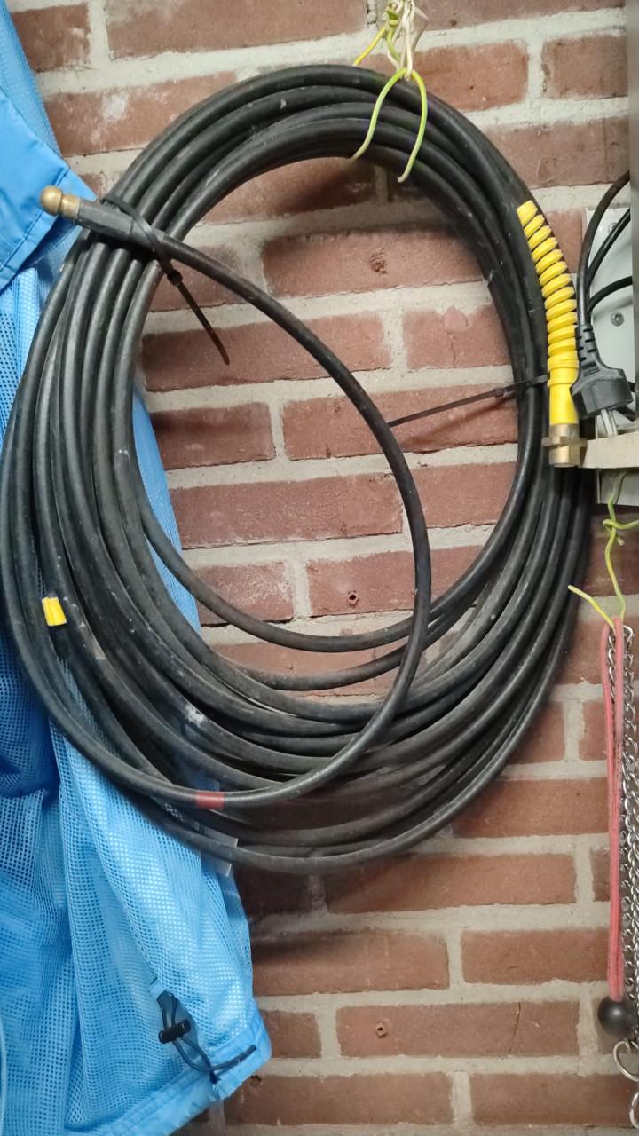 Reiniging slang riool plus dakgoot