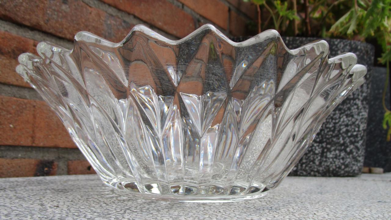 Glazen schaal met decoratief patroon