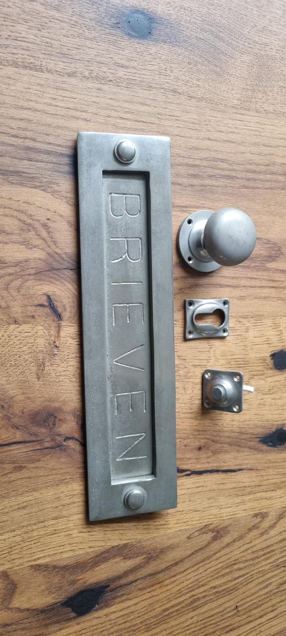 Antieke brievenbusklep met deurknop, bel en sleutelgatplaatje