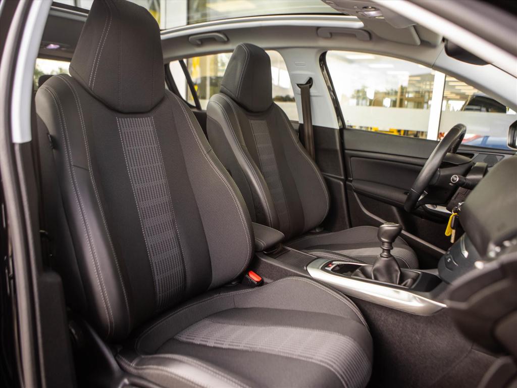 Peugeot 308 1.2 puretech 110pk blue lease premium | panoramadak | camera | 