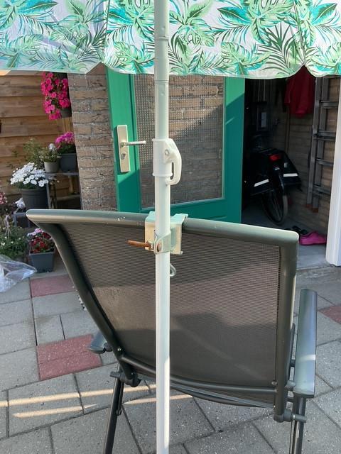 Nieuw: Tafel/stoel/balkonklem voor kleine parasols!