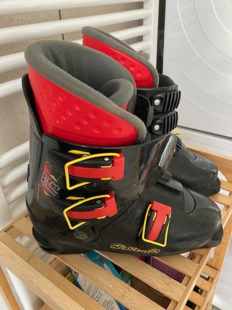 Complete ski-outfit: ski's, stokken, schoenen, handschoenen, skipak