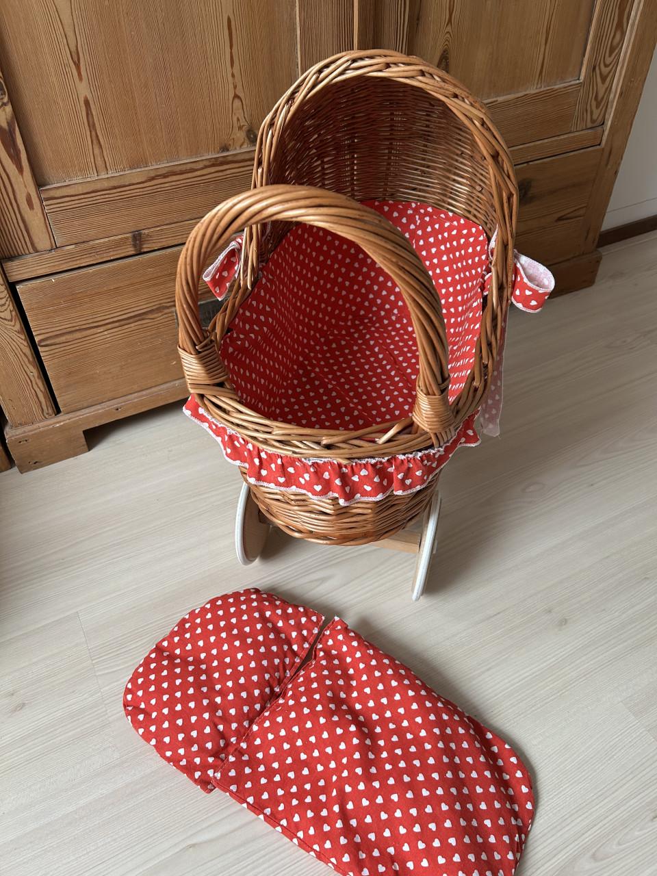 Rieten poppenwagentje,