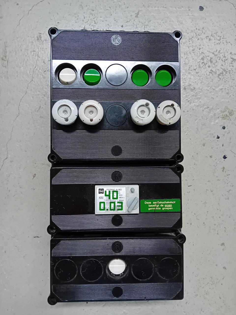 Groepenkast 4 gr. 16 A met 3 fase aardleksch. 40 A 30 mA en hoofdsch.