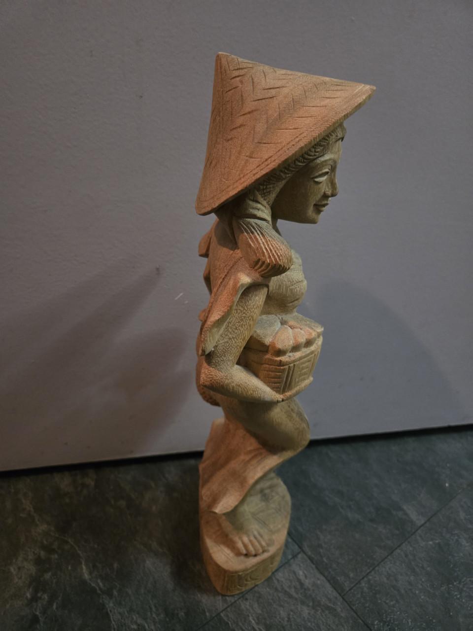 Balinees houten vrouwenbeeldje. Hoogte 44 cm