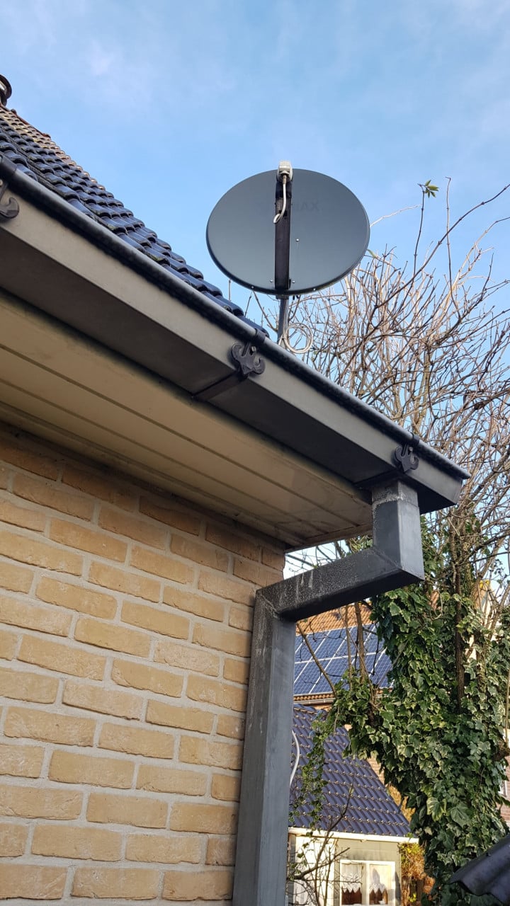 Triax sateliet schotel / antenne met LNB converter + stang + beugels