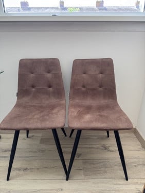 Eetkamer stoelen.