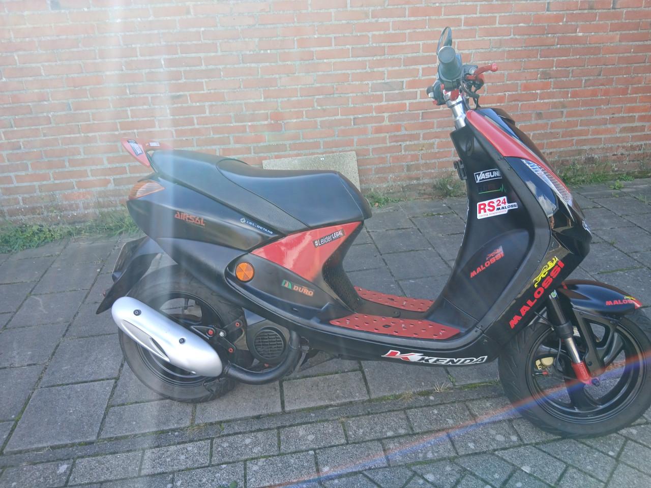 Te koop stoere peugeot vivacity met geel kenteken