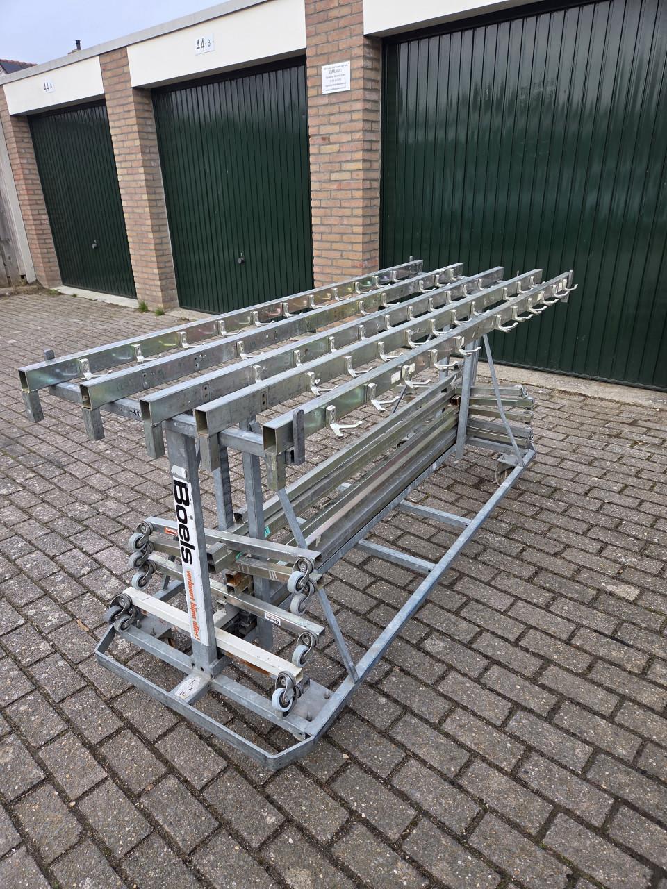 Te huur : Professionele garderoberekken op transportkar.