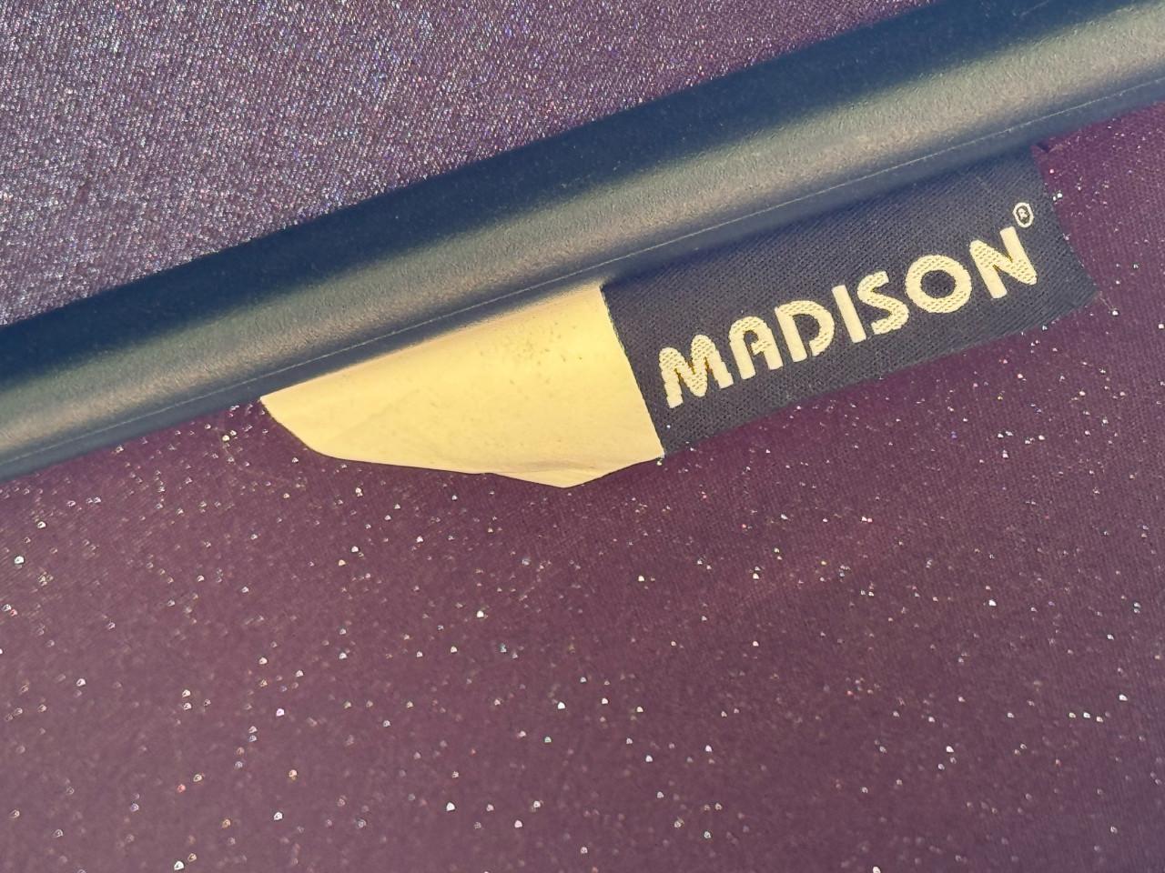 Zwarte Madison zweefparasol met beschermhoes en stevige parasolvoet