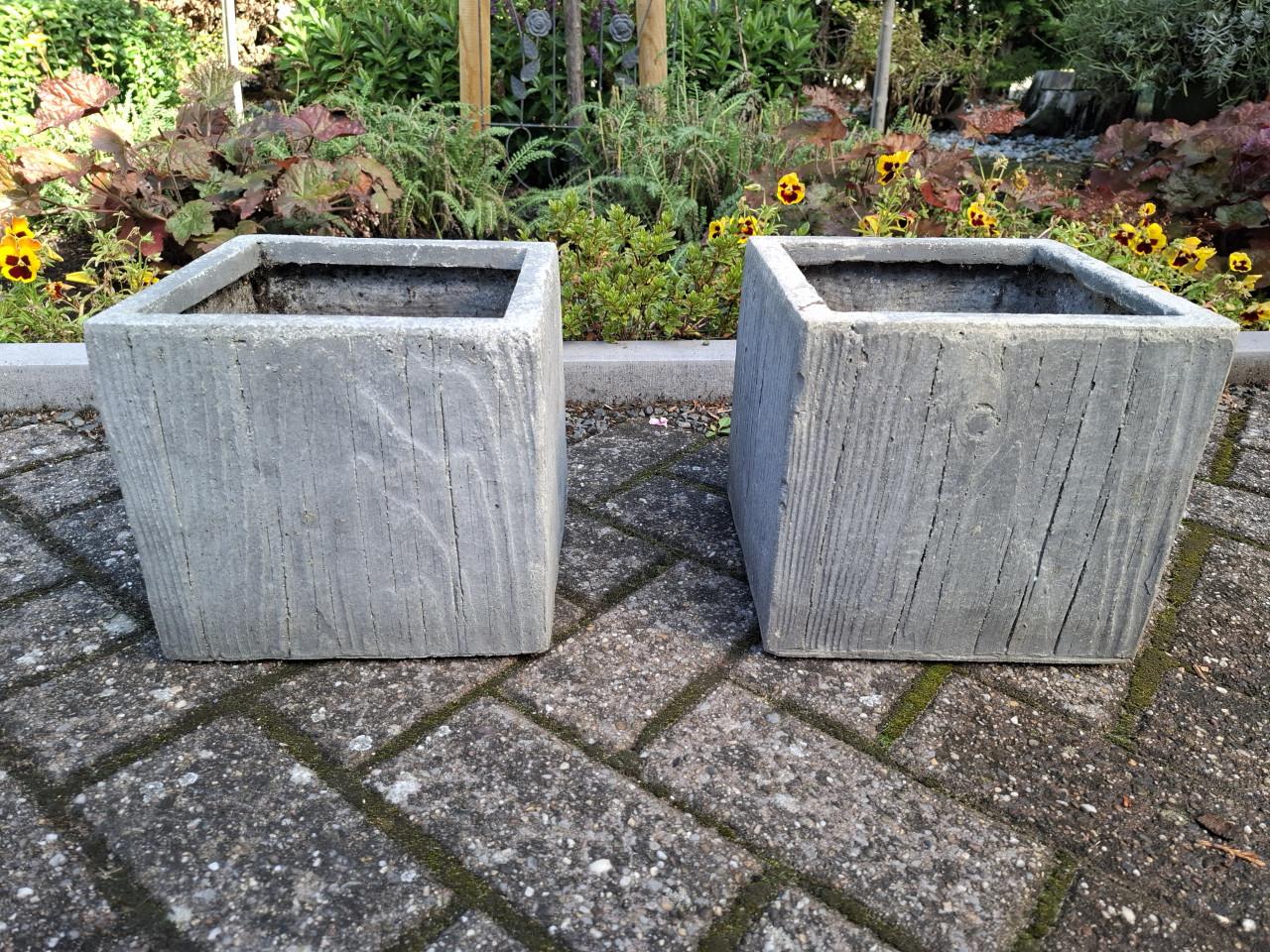 Twee zware bloembakken
