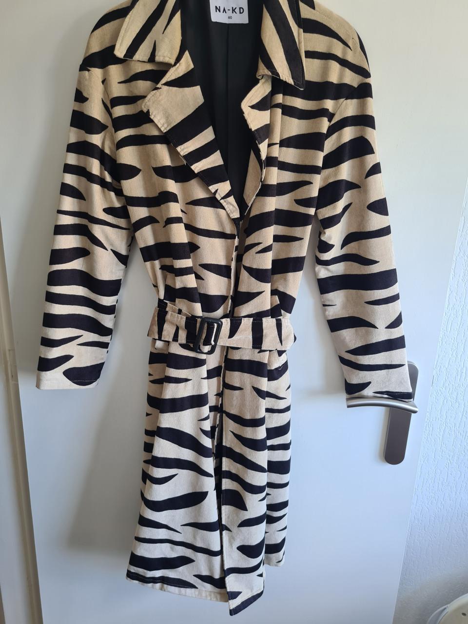 Nieuwe NA-KD jas met een trendy zebraprint Maat 40