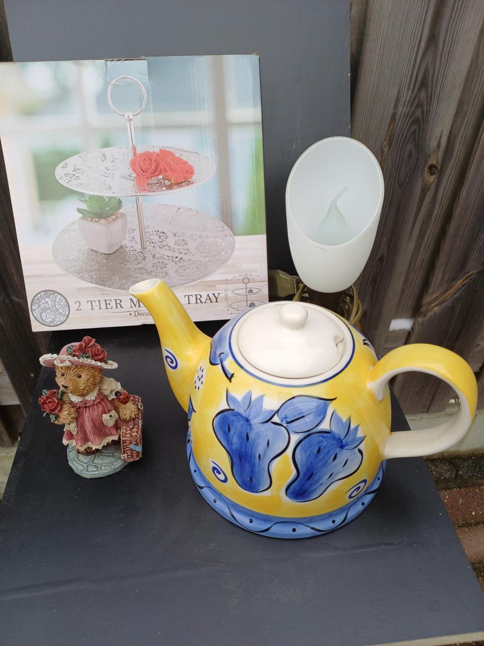 Antieke-Olielamp , Delfs-Blauwe Bordjes , Foto-Lijstjes  etc etc