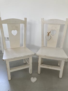 Te koop: 2 'hart'stikke schattige kinderstoeltjes