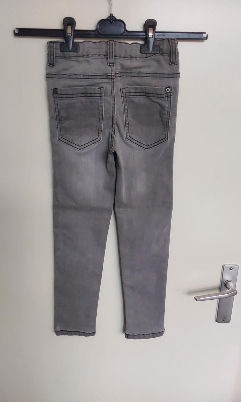 Lichtgrijze spijkerbroek van de Scapino in maat 122