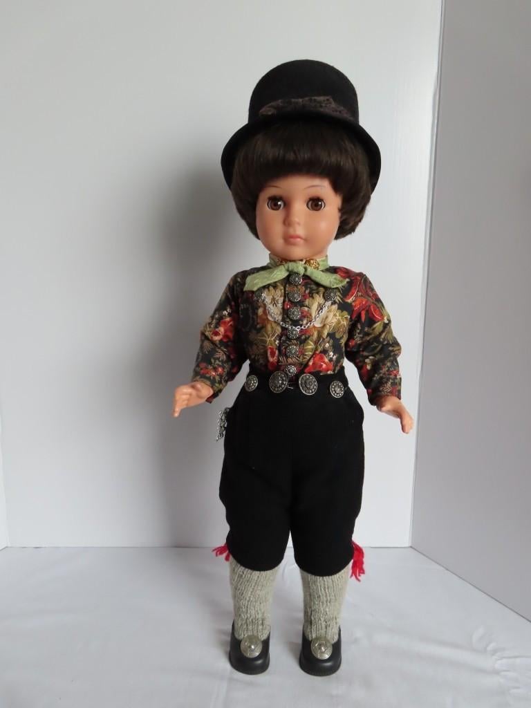 Wij verzorgen Klederdracht poppen Antiek of modern.