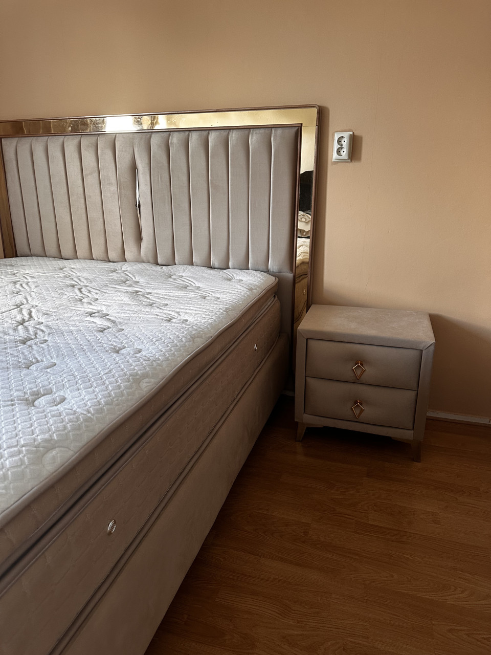 Boxspring Tweepersoons bed  maar 2 jaar oud + nachtkastjes + voetbank