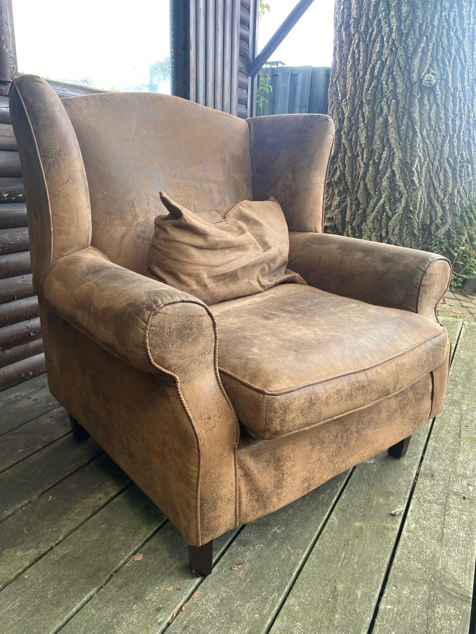 Grote leunstoel. past niet in een auto.