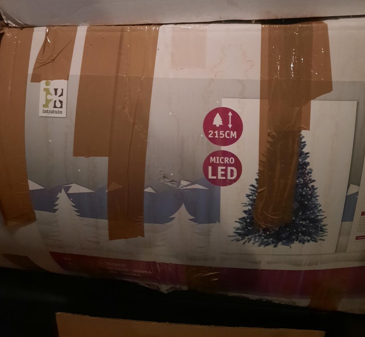 Grote kunst kerstboom met ingebouwd licht en voet