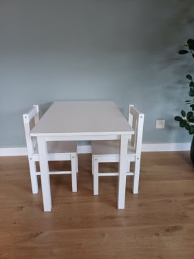 Gratis Ikea speeltafeltje met 2 stoeltjes