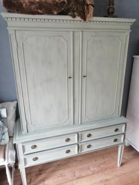 Oude kast met 2 deuren en 4 laadjes