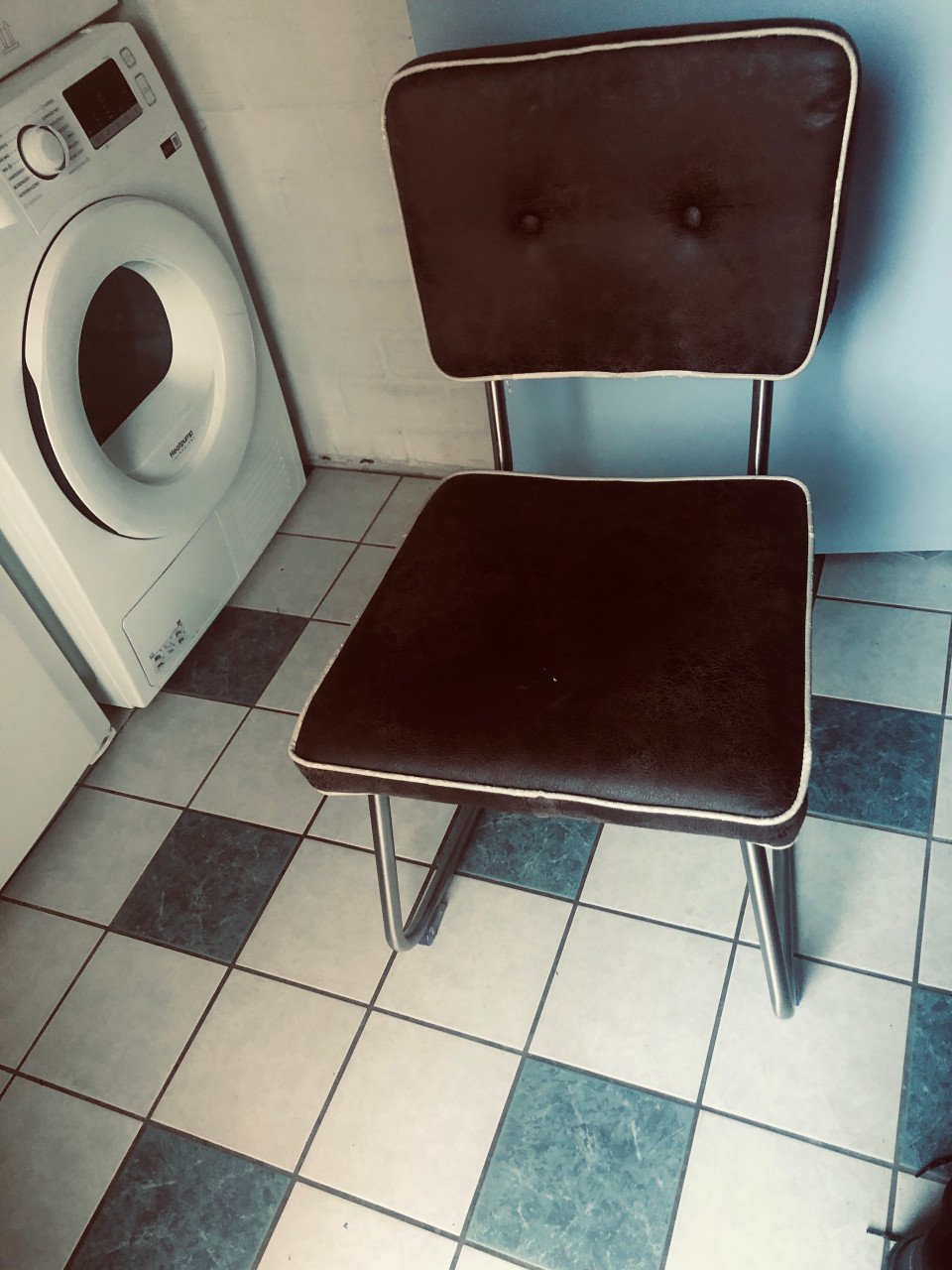 Eetkamerstoelen (6 stuks).         bruin met witte rand.