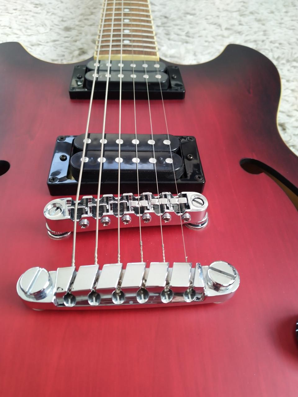 Ibanez AS-53 Sunburst Red Flat z.g.a.n. met gigbag, 175 euro.