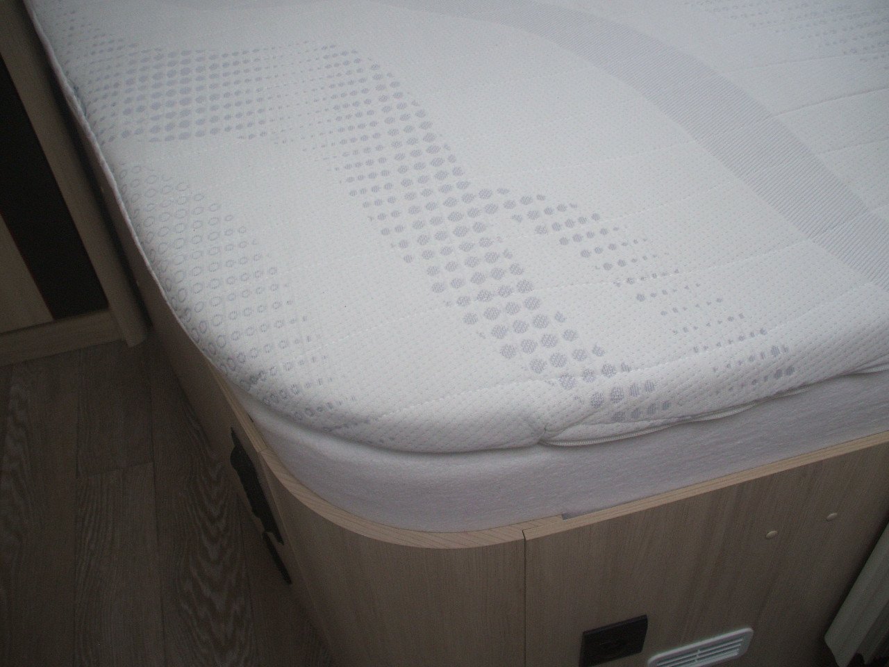 Topper op maat gemaakt voor een fransbed in caravan.