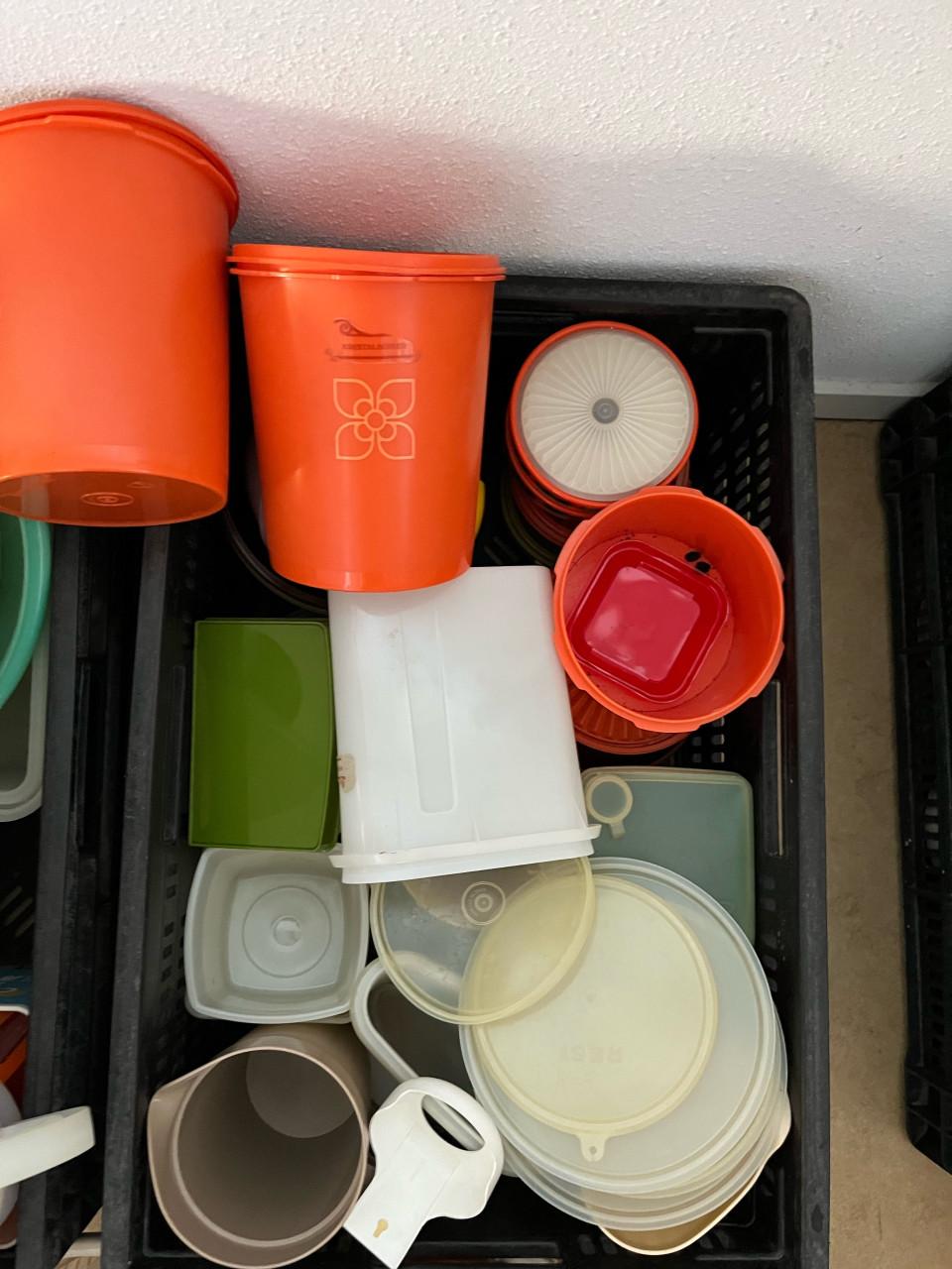 Heel veel Tupperware , 2 kratten