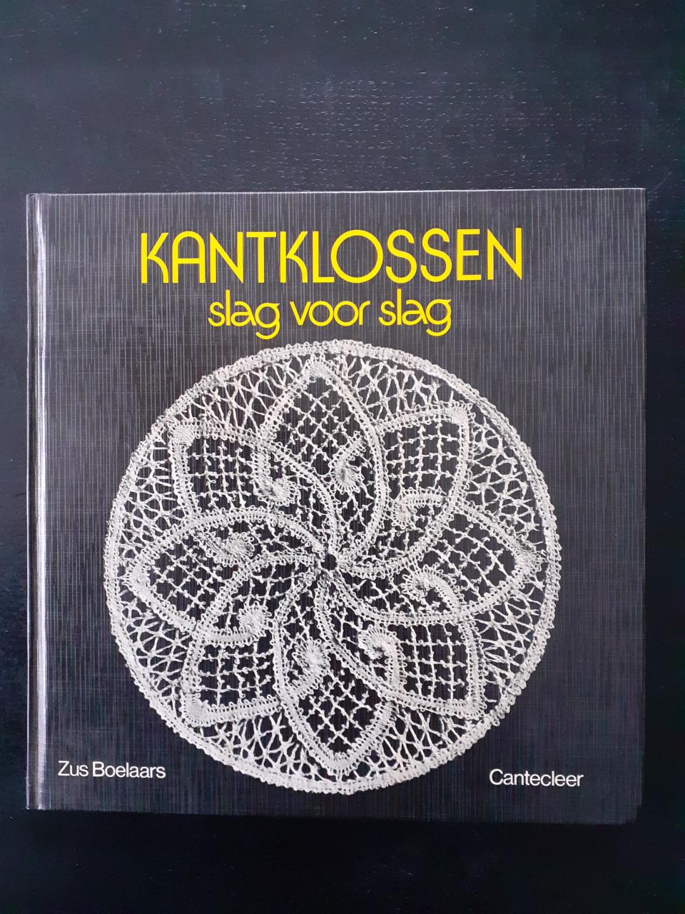 Kantkloskussen met klosjes en boek