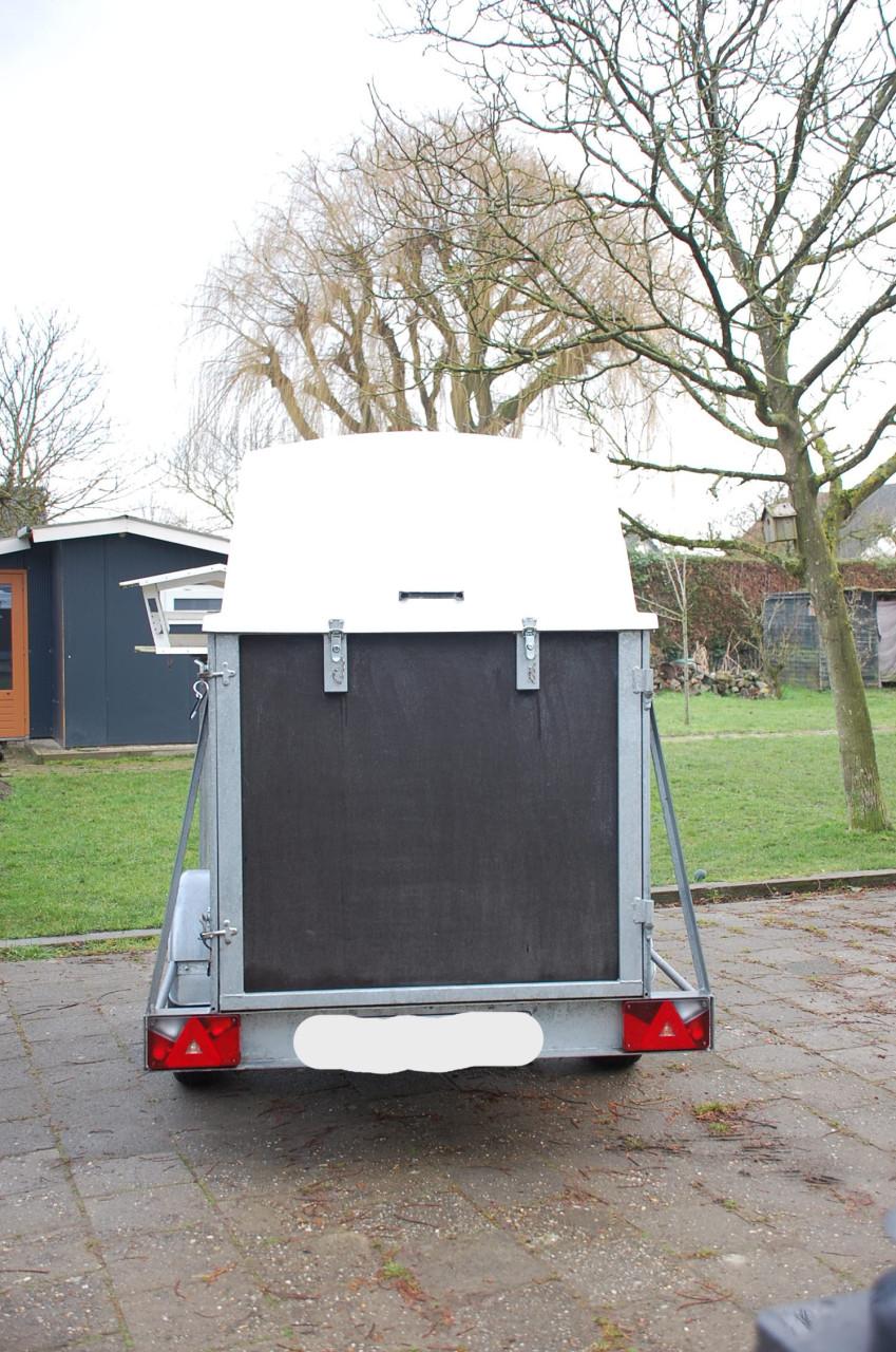 Gesloten aanhangwagen met hefdak
